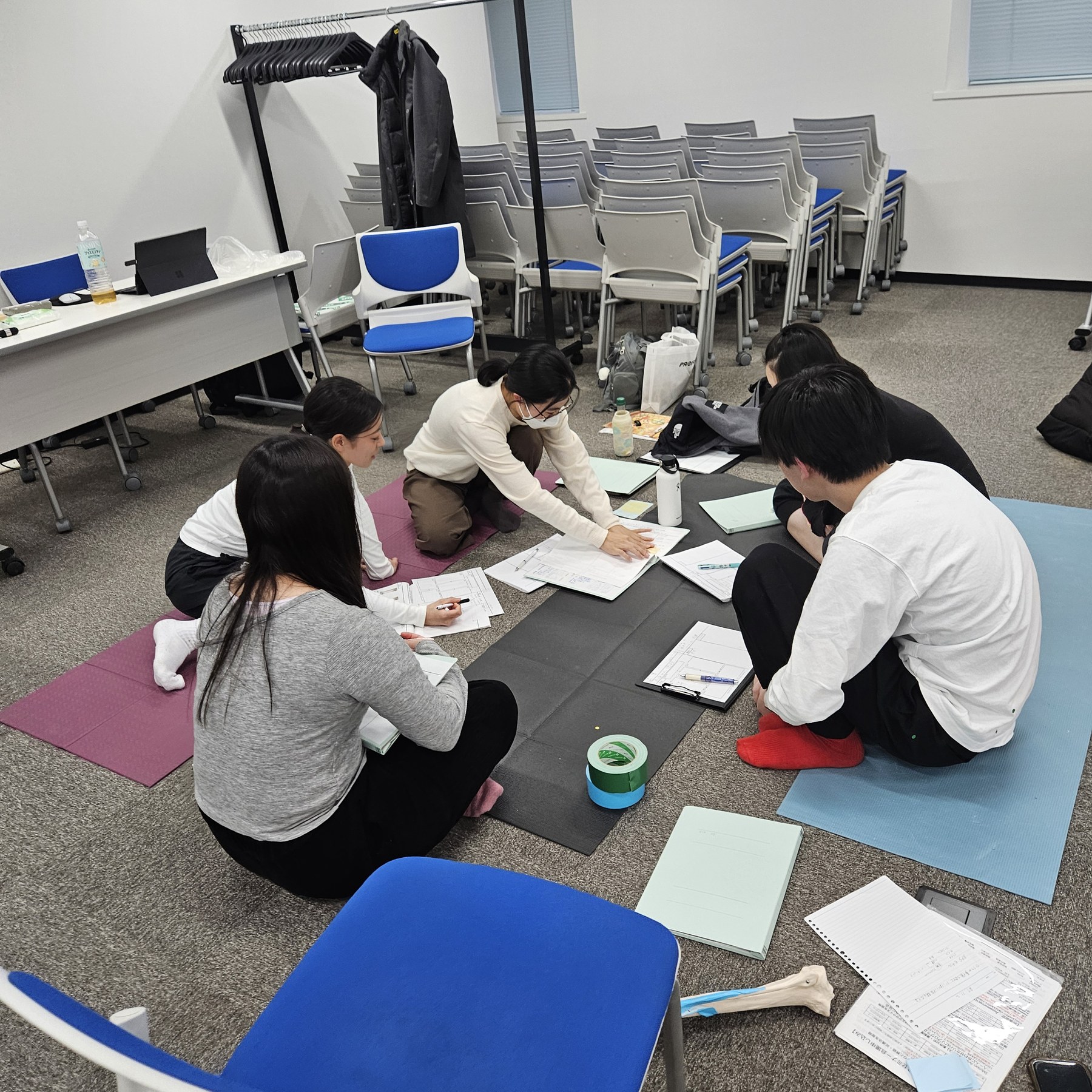 小グループで記録を書きながら症例について話し合っている様子